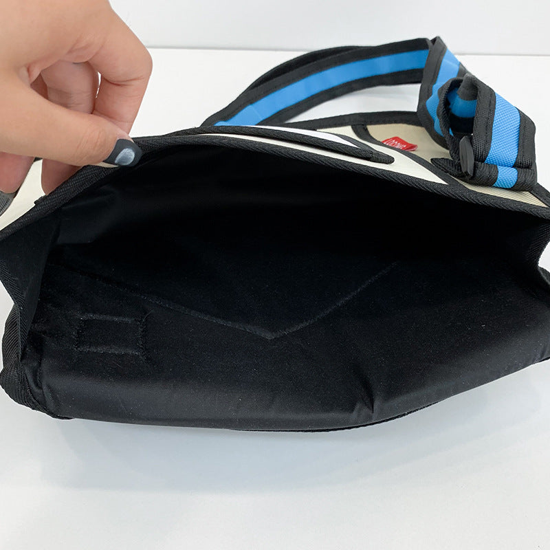 Two-dimensional one-shoulder messenger bag